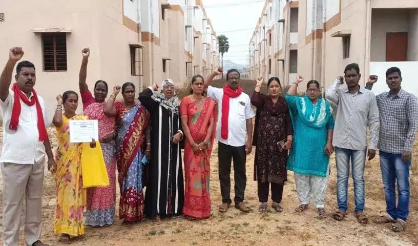 नलगोंडा CPM ने लॉटरी से चुने गए डबल बेडरूम वाले घरों पर कार्रवाई की मांग की नलगोंडा CPM ने लॉटरी से चुने गए डबल बेडरूम वाले घरों पर कार्रवाई की मांग की