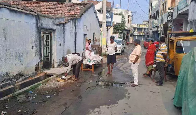 किराए के मकान में बुजुर्ग महिला की मौत, मालिक ने Body सड़क पर फेंका किराए के मकान में बुजुर्ग महिला की मौत, मालिक ने Body सड़क पर फेंका