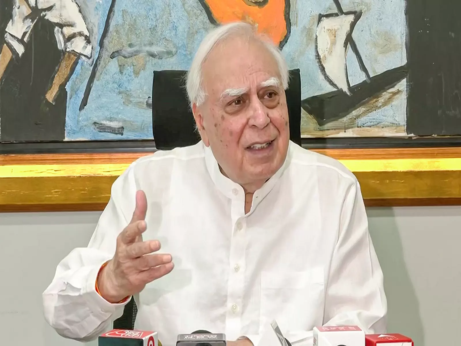 सिबल ने न्यायिक भ्रष्टाचार पर कक्षा 8 की पुस्तक के अंश को लेकर NCERT की आलोचना की सिबल ने न्यायिक भ्रष्टाचार पर कक्षा 8 की पुस्तक के अंश को लेकर NCERT की आलोचना की