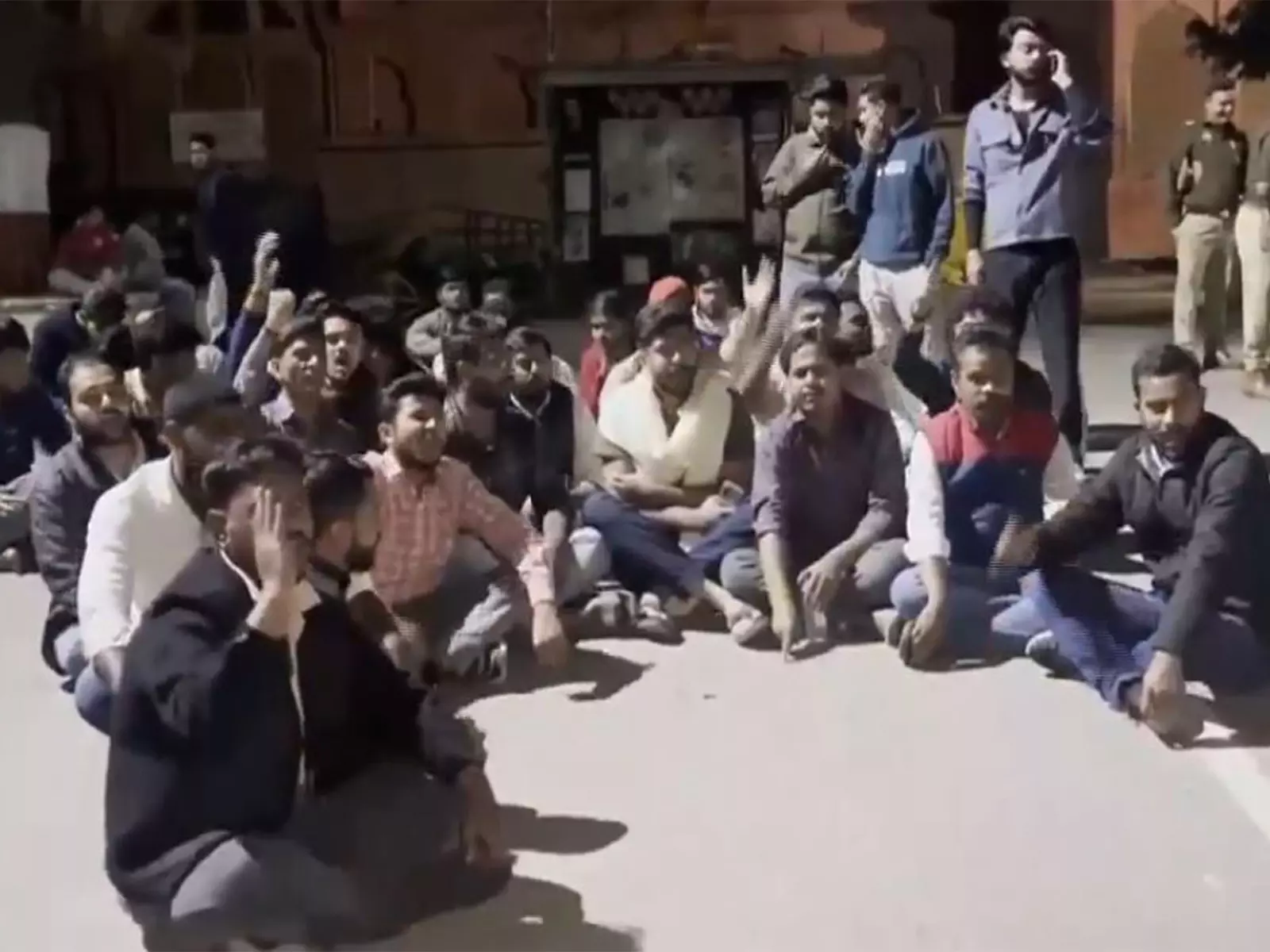 लखनऊ विश्वविद्यालय ने Lal Baradari में नमाज़ पढ़ने पर 13 छात्रों को नोटिस जारी किया लखनऊ विश्वविद्यालय ने Lal Baradari में नमाज़ पढ़ने पर 13 छात्रों को नोटिस जारी किया