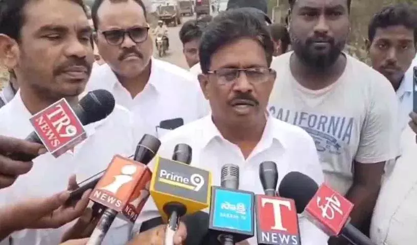 Advocate सुगुना राव ने खम्मम में गलत तरीके से की गई तोड़फोड़ की निंदा की Advocate सुगुना राव ने खम्मम में गलत तरीके से की गई तोड़फोड़ की निंदा की