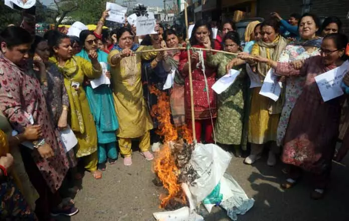 BJP महिला मोर्चा ने प्रेस क्लब में बड़ा विरोध प्रदर्शन किया BJP महिला मोर्चा ने प्रेस क्लब में बड़ा विरोध प्रदर्शन किया