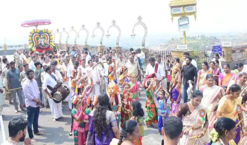 जगन्मोहिनी की सजावटी सेवा में Yadagirigutta जगन्मोहिनी की सजावटी सेवा में Yadagirigutta