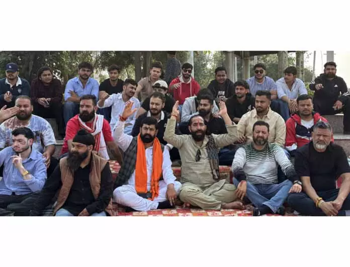 युवा राजपूत सभा ने जम्मू में NLU के लिए दिन भर विरोध प्रदर्शन किया युवा राजपूत सभा ने जम्मू में NLU के लिए दिन भर विरोध प्रदर्शन किया