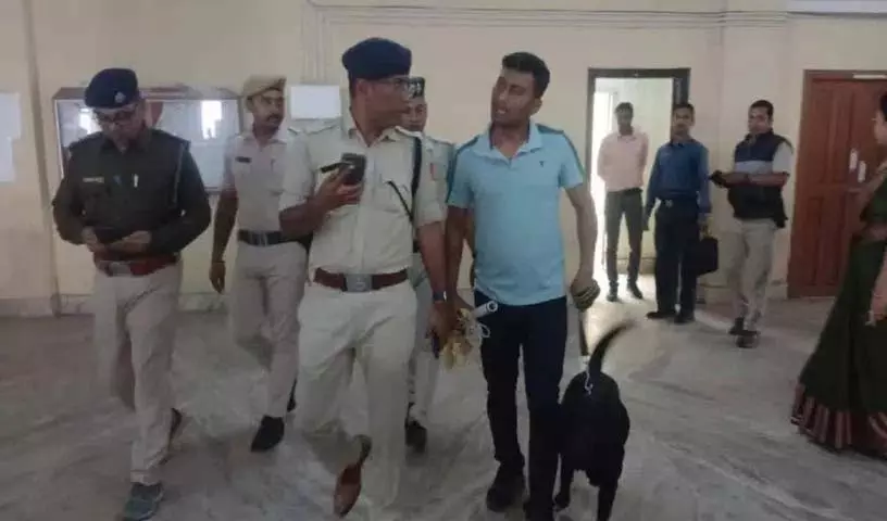 Supreme Court के आदेश के बीच पश्चिम बंगाल की 5 अदालतों को बम से उड़ाने की धमकी मिली Supreme Court के आदेश के बीच पश्चिम बंगाल की 5 अदालतों को बम से उड़ाने की धमकी मिली
