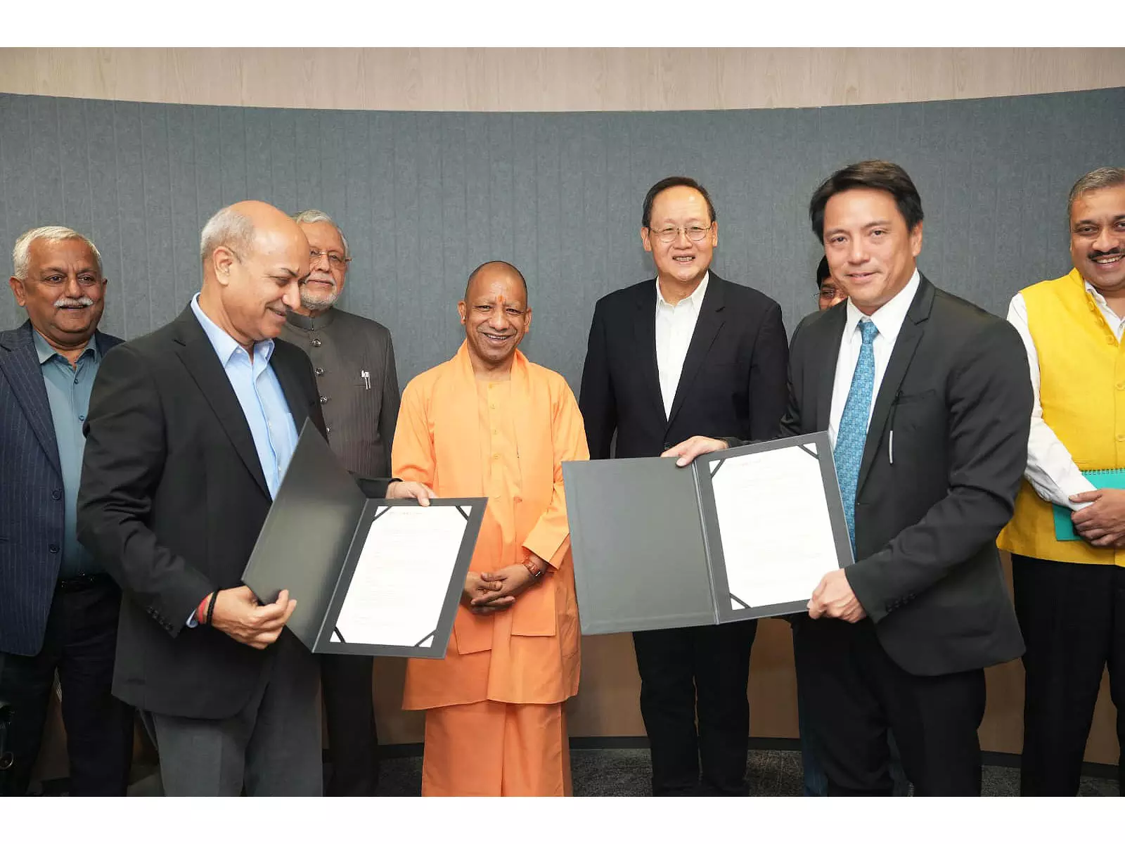 योगी आदित्यनाथ ने Singapore में वार्ता की, दो अहम समझौता ज्ञापनों पर हस्ताक्षर योगी आदित्यनाथ ने Singapore में वार्ता की, दो अहम समझौता ज्ञापनों पर हस्ताक्षर