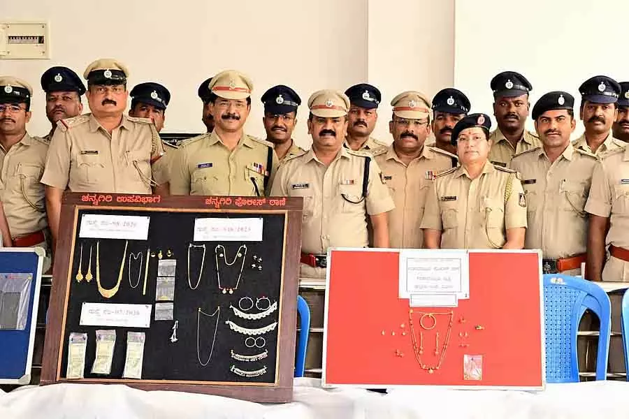 Channagiri : चार आरोपी गिरफ्तार, ₹18 लाख की संपत्ति जब्त Channagiri : चार आरोपी गिरफ्तार, ₹18 लाख की संपत्ति जब्त