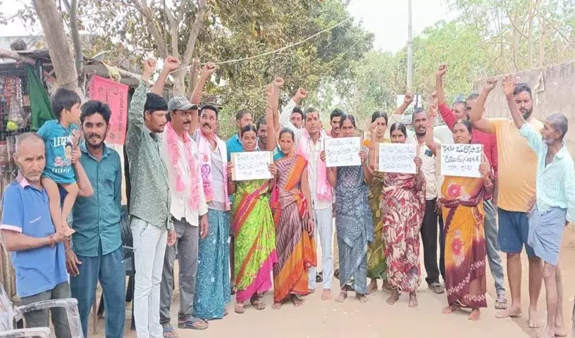 Ropedu के किसानों ने यासांगी फसल आश्वासन में देरी को लेकर विरोध प्रदर्शन किया Ropedu के किसानों ने यासांगी फसल आश्वासन में देरी को लेकर विरोध प्रदर्शन किया