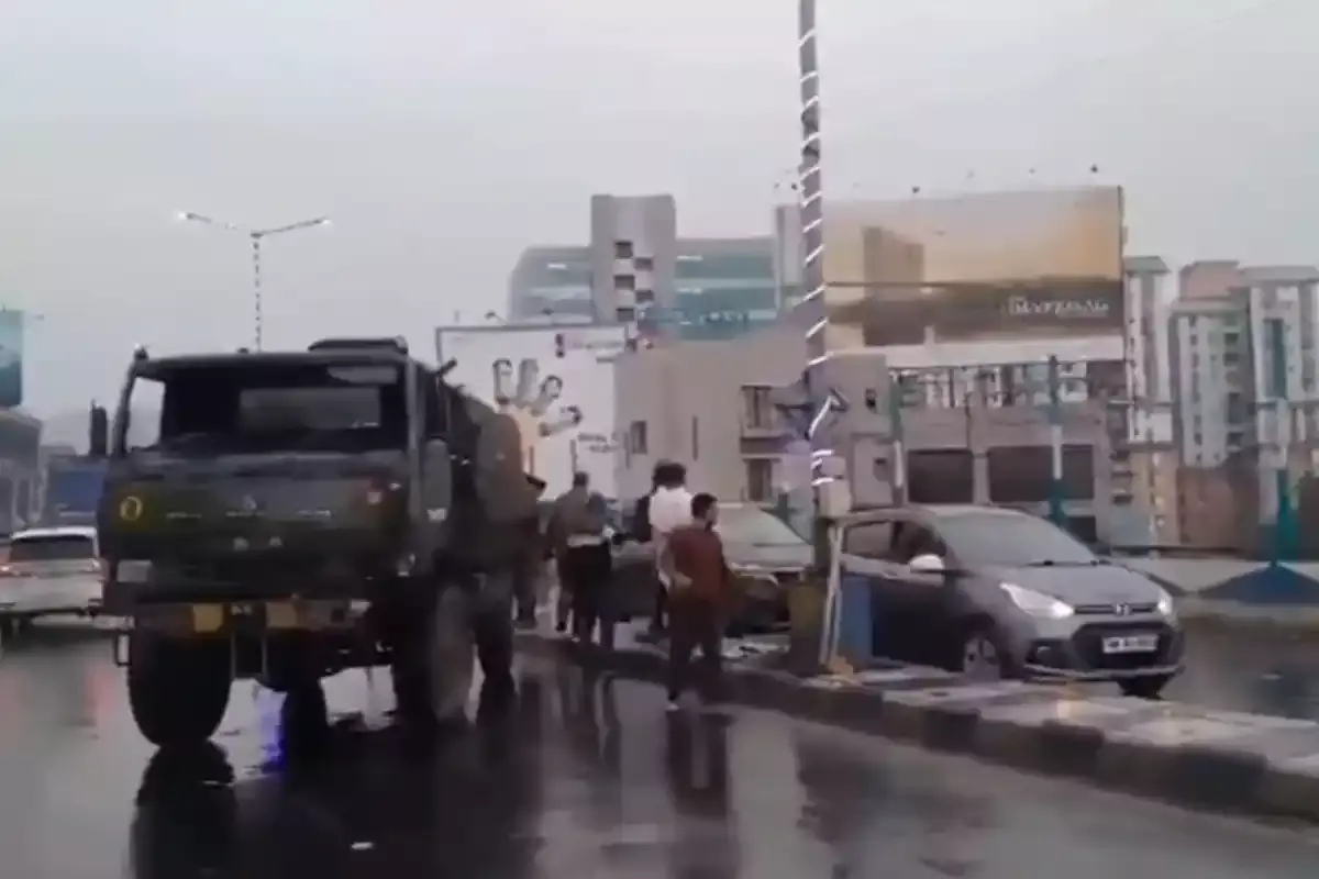 Kolkata: कोलकाता में सेना का वाहन पलटा, दो घायल Kolkata: कोलकाता में सेना का वाहन पलटा, दो घायल