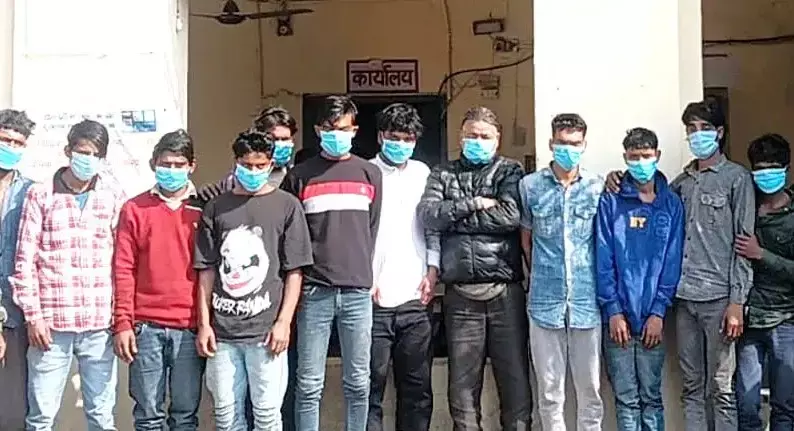 Haridwar: विरोध के दौरान हंगामा, पुलिस ने की कार्रवाई Haridwar: विरोध के दौरान हंगामा, पुलिस ने की कार्रवाई