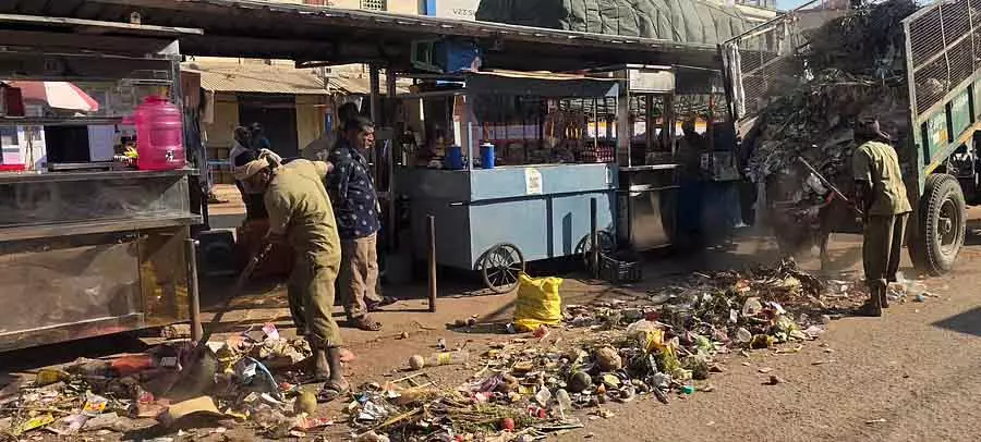 Karnataka : नगर पालिका ने दुकान के सामने कचरा लाकर रख दिया Karnataka : नगर पालिका ने दुकान के सामने कचरा लाकर रख दिया
