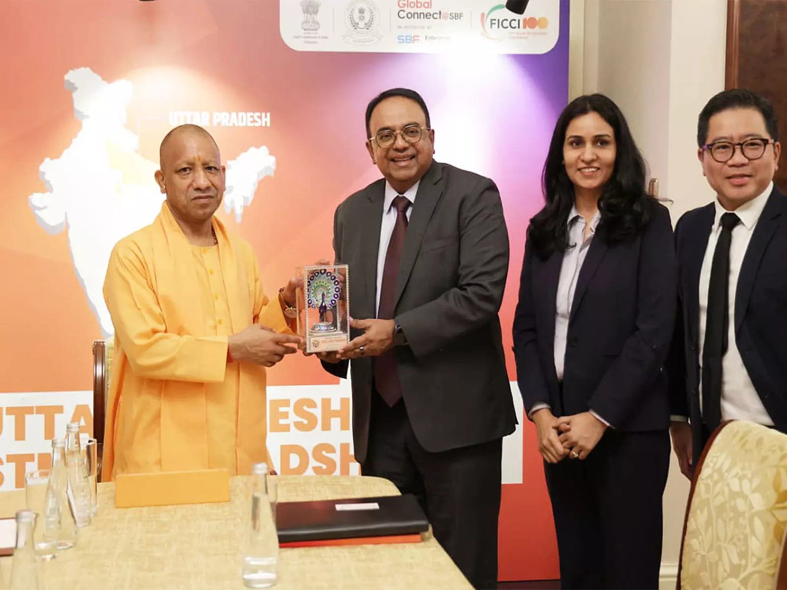 सिंगापुर में CM योगी ने सूचना प्रौद्योगिकी और नवाचार में सहयोग को मजबूत करने पर विचार-विमर्श किया सिंगापुर में CM योगी ने सूचना प्रौद्योगिकी और नवाचार में सहयोग को मजबूत करने पर विचार-विमर्श किया