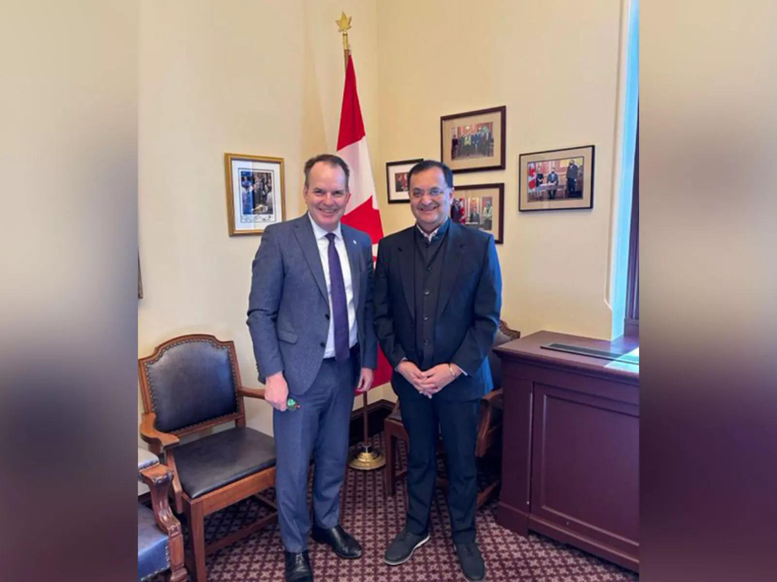 Ottawa: उच्चायुक्त दिनेश पटनायक ने कनाडा के परिवहन मंत्री से की मुलाकात Ottawa: उच्चायुक्त दिनेश पटनायक ने कनाडा के परिवहन मंत्री से की मुलाकात