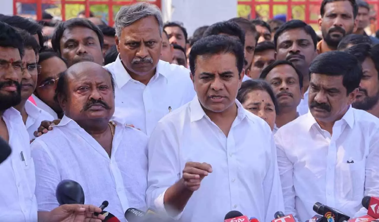 KTR ने कांग्रेस सरकार पर नगर निगम चुनाव जीतने के लिए पुलिस को हथियार बनाने का आरोप लगाया KTR ने कांग्रेस सरकार पर नगर निगम चुनाव जीतने के लिए पुलिस को हथियार बनाने का आरोप लगाया