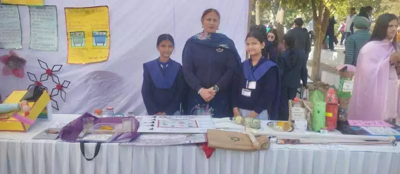 Kot Khalsa के सरकारी स्कूल की लड़की ने स्टेट साइंस एग्ज़िबिशन में अच्छा प्रदर्शन किया Kot Khalsa के सरकारी स्कूल की लड़की ने स्टेट साइंस एग्ज़िबिशन में अच्छा प्रदर्शन किया