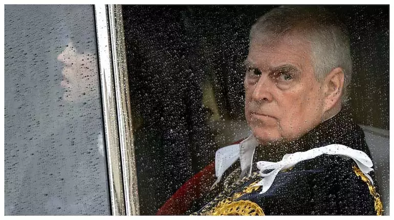 Prince Andrew पर जेफरी एपस्टीन के करीब रहने के लिए सरकारी संसाधनों का इस्तेमाल करने का आरोप Prince Andrew पर जेफरी एपस्टीन के करीब रहने के लिए सरकारी संसाधनों का इस्तेमाल करने का आरोप