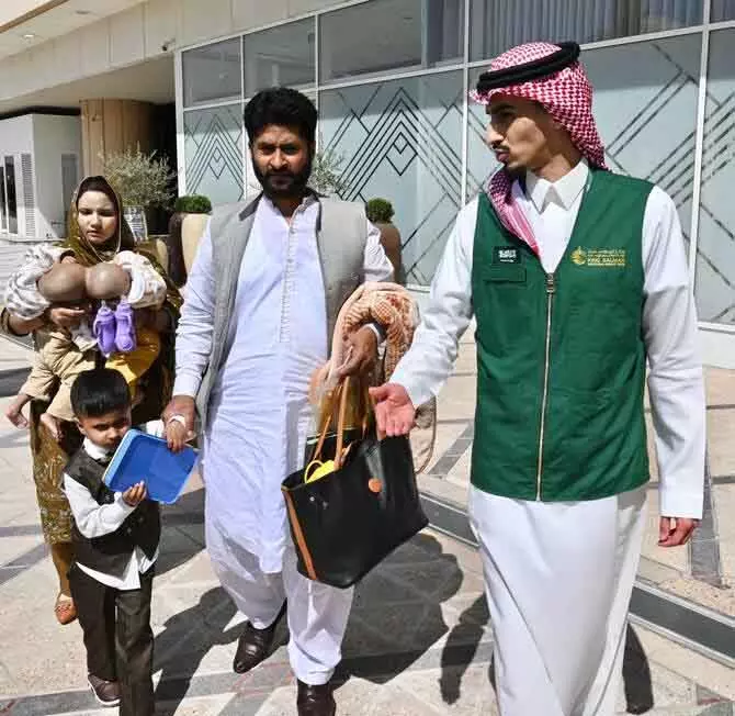 Saudi Arabia पहुंचे पाकिस्तानी जुड़वा बच्चे, अलग करने की सर्जरी की संभावना जांची जाएगी Saudi Arabia पहुंचे पाकिस्तानी जुड़वा बच्चे, अलग करने की सर्जरी की संभावना जांची जाएगी