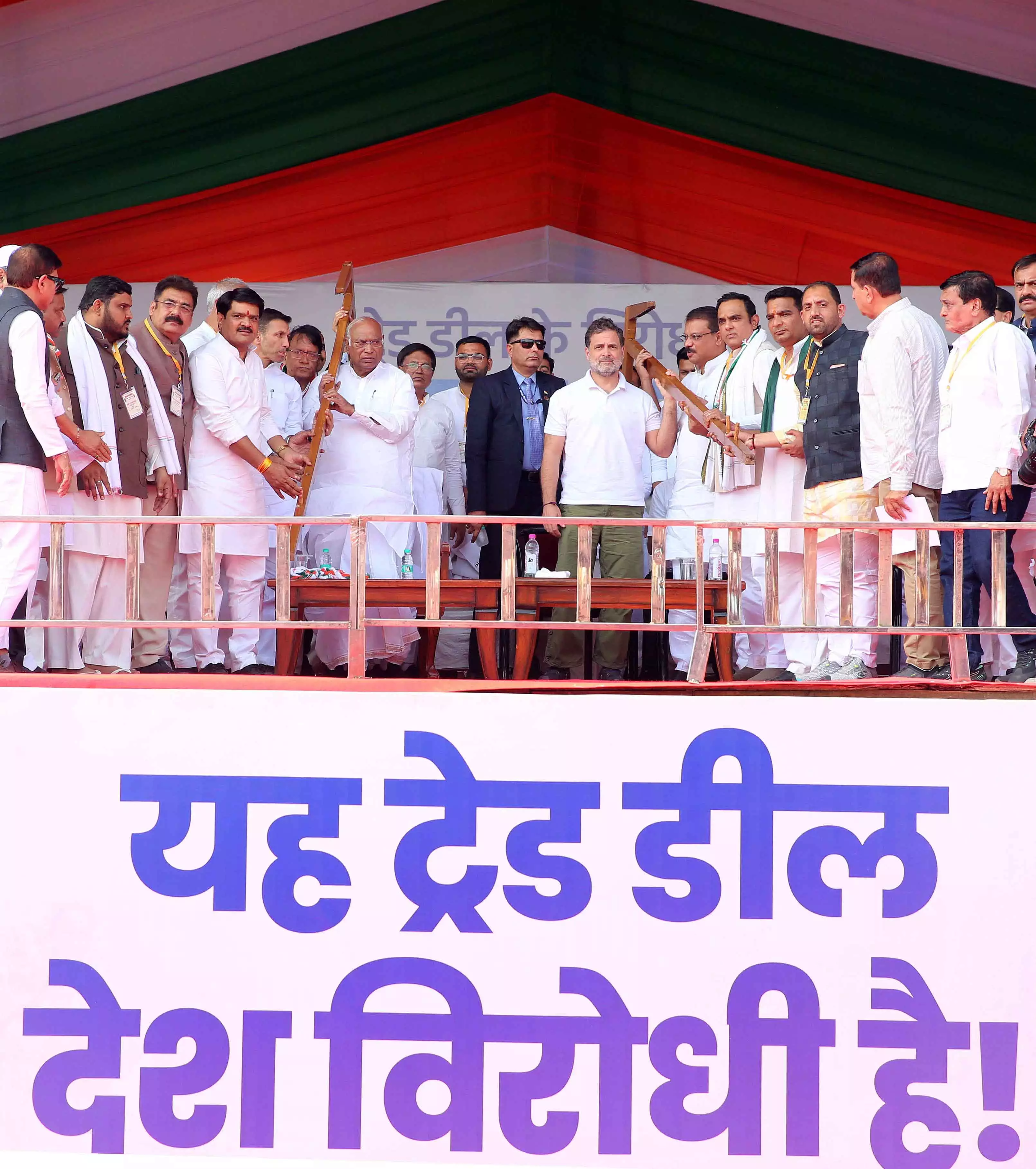 Rahul Gandhi ने कहा: भारत-US ट्रेड डील दबाव में, PM मोदी को रद्द करने की चुनौती Rahul Gandhi ने कहा: भारत-US ट्रेड डील दबाव में, PM मोदी को रद्द करने की चुनौती