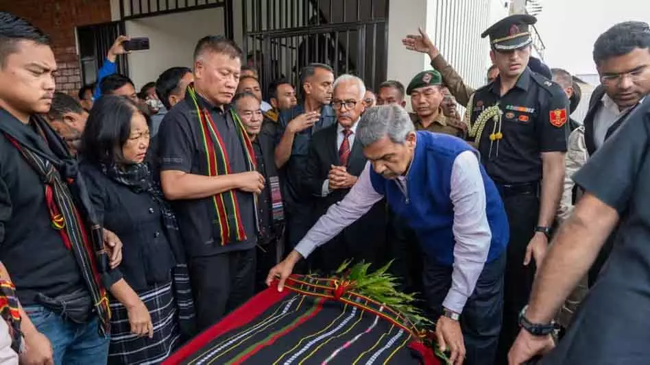 Manipur के गवर्नर ने दिवंगत MLA वुंगज़ागिन वाल्टे को दी श्रद्धांजलि Manipur के गवर्नर ने दिवंगत MLA वुंगज़ागिन वाल्टे को दी श्रद्धांजलि