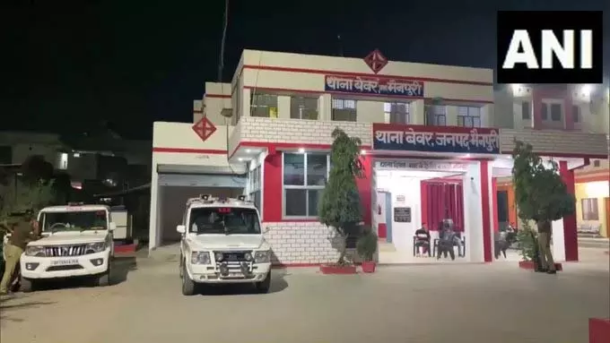 Mainpuri में परीक्षा व्यवस्था पर सवाल, स्कूल परिसर के बाहर लिखी जा रही थीं उत्तर पुस्तिकाएं Mainpuri में परीक्षा व्यवस्था पर सवाल, स्कूल परिसर के बाहर लिखी जा रही थीं उत्तर पुस्तिकाएं
