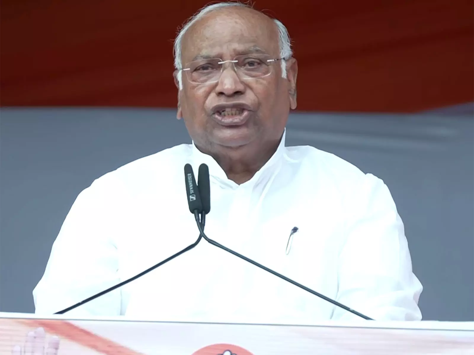मल्लिकार्जुन खर्गे ने Bhopal में किसान महा चौपाल रैली के दौरान प्रधानमंत्री मोदी पर निशाना साधा मल्लिकार्जुन खर्गे ने Bhopal में किसान महा चौपाल रैली के दौरान प्रधानमंत्री मोदी पर निशाना साधा