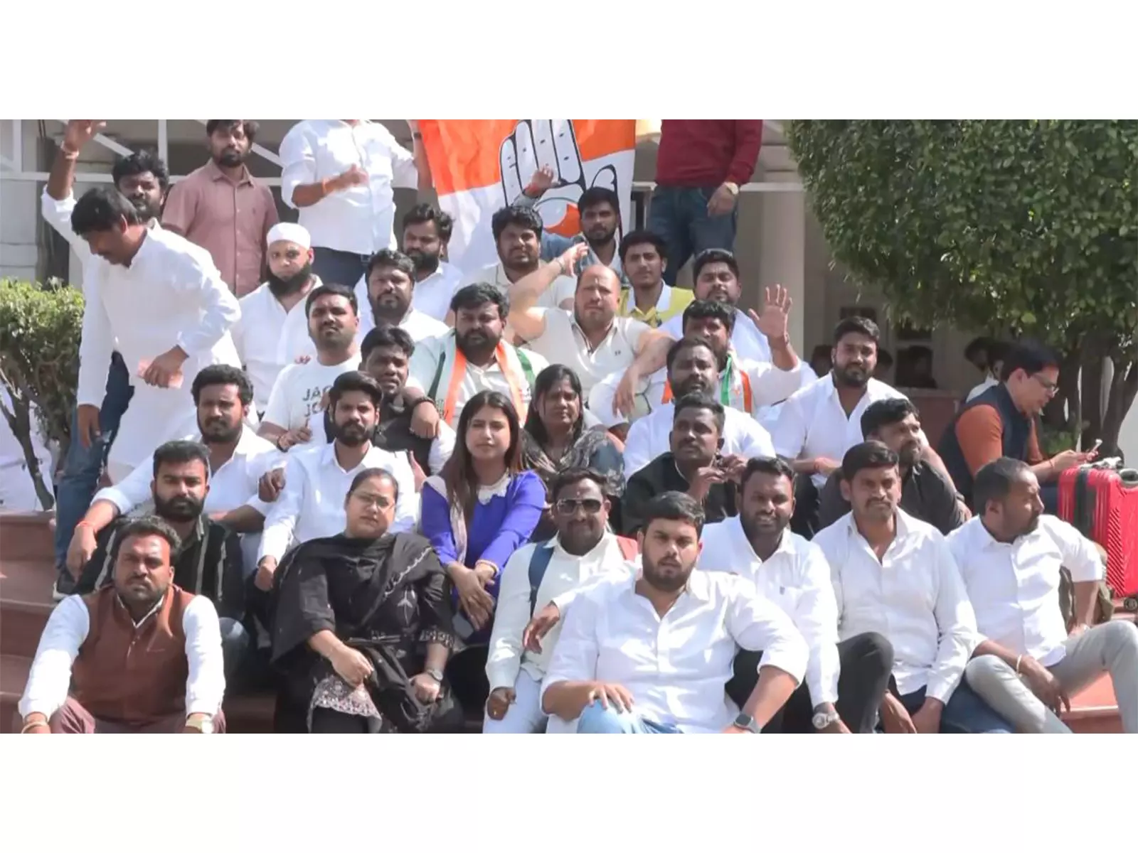 IYC प्रमुख की गिरफ्तारी के विरोध में कांग्रेस कार्यकर्ताओं ने कई राज्यों में प्रदर्शन किया IYC प्रमुख की गिरफ्तारी के विरोध में कांग्रेस कार्यकर्ताओं ने कई राज्यों में प्रदर्शन किया