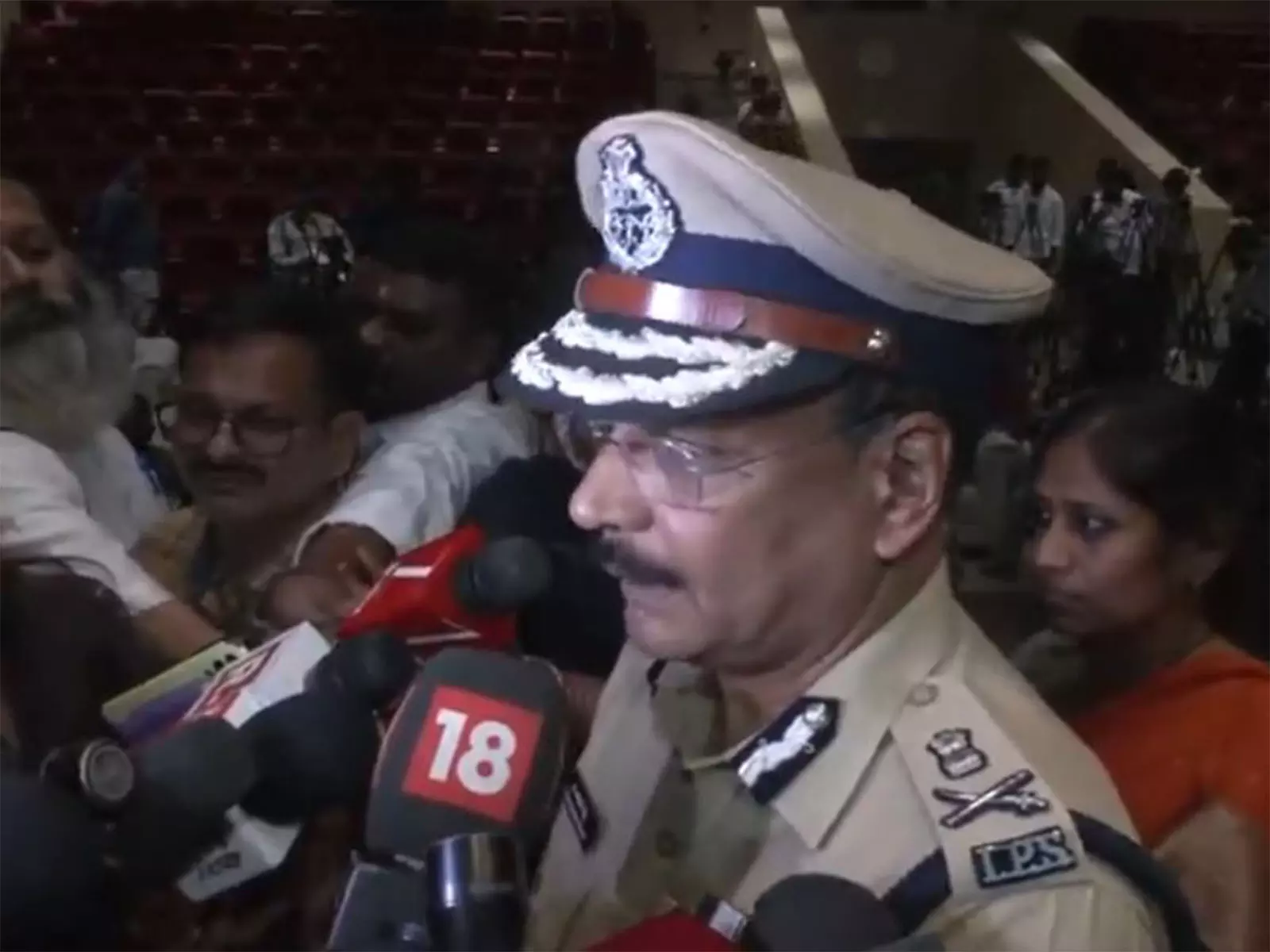 माओवादी पार्टी नेतृत्वहीन, पथभ्रष्ट और नेताविहीन; तेलंगाना में आंदोलन का अंत निकट: DGP शिवधर रेड्डी माओवादी पार्टी नेतृत्वहीन, पथभ्रष्ट और नेताविहीन; तेलंगाना में आंदोलन का अंत निकट: DGP शिवधर रेड्डी