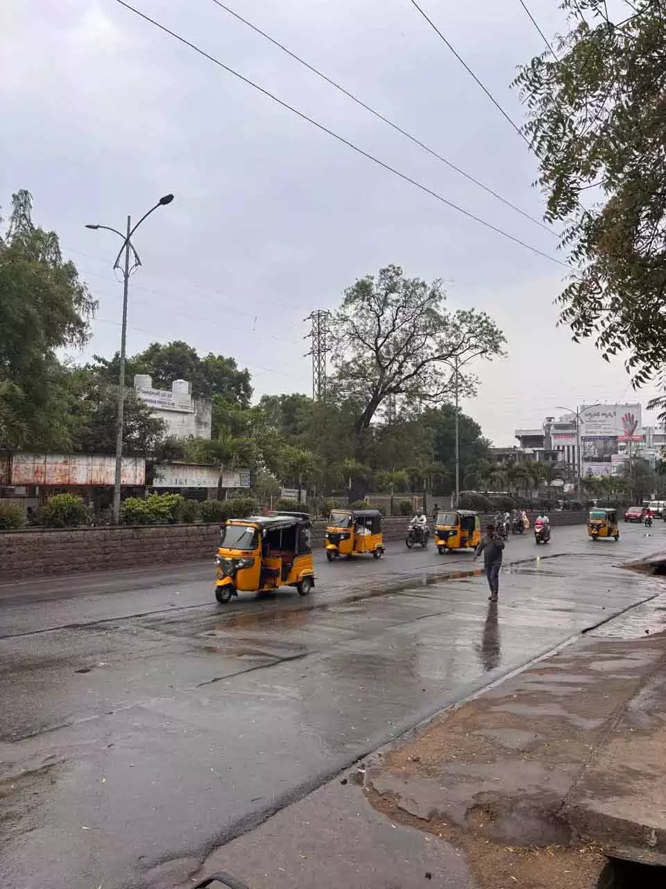 Telangana में बेमौसम बारिश और ओले से फसल नुकसान, किसानों में चिंता Telangana में बेमौसम बारिश और ओले से फसल नुकसान, किसानों में चिंता