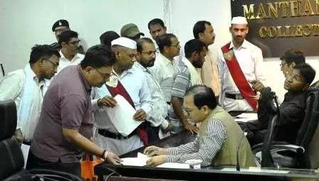 जनदर्शन में कलेक्टर ने सुनीं सैकड़ों फरियादें, त्वरित निराकरण के दिए निर्देश जनदर्शन में कलेक्टर ने सुनीं सैकड़ों फरियादें, त्वरित निराकरण के दिए निर्देश
