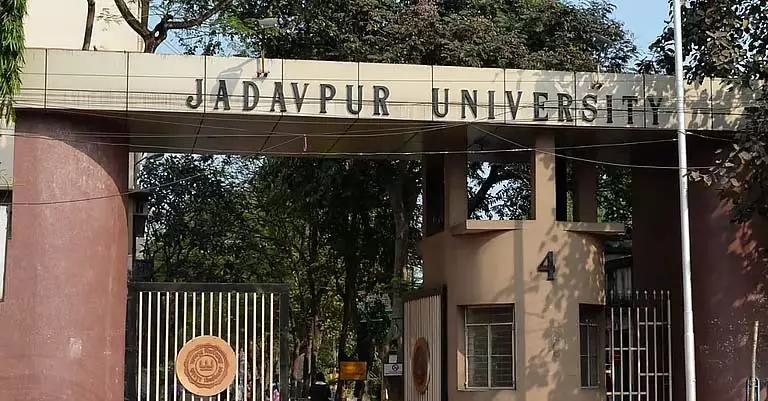 अशांत Jadavpur में फिर खून-खराबा, छात्र की पिटाई अशांत Jadavpur में फिर खून-खराबा, छात्र की पिटाई