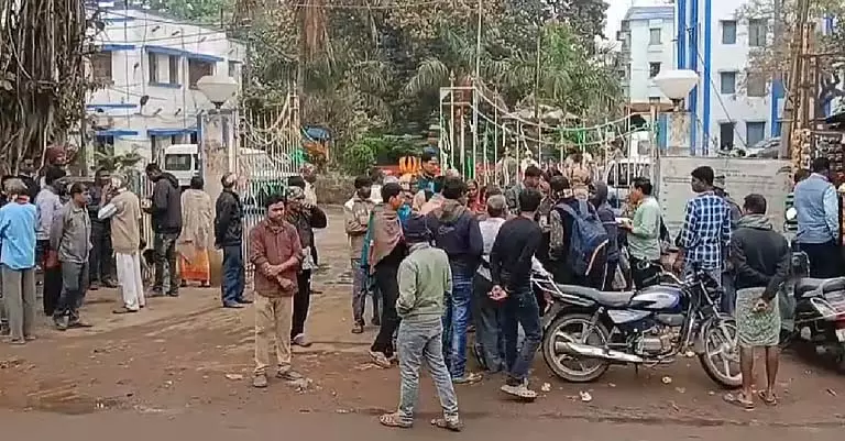 Kharagpur Shock: मानसिक रूप से विक्षिप्त युवक को बिजली के खंभे से बांधकर पीटा गया Kharagpur Shock: मानसिक रूप से विक्षिप्त युवक को बिजली के खंभे से बांधकर पीटा गया