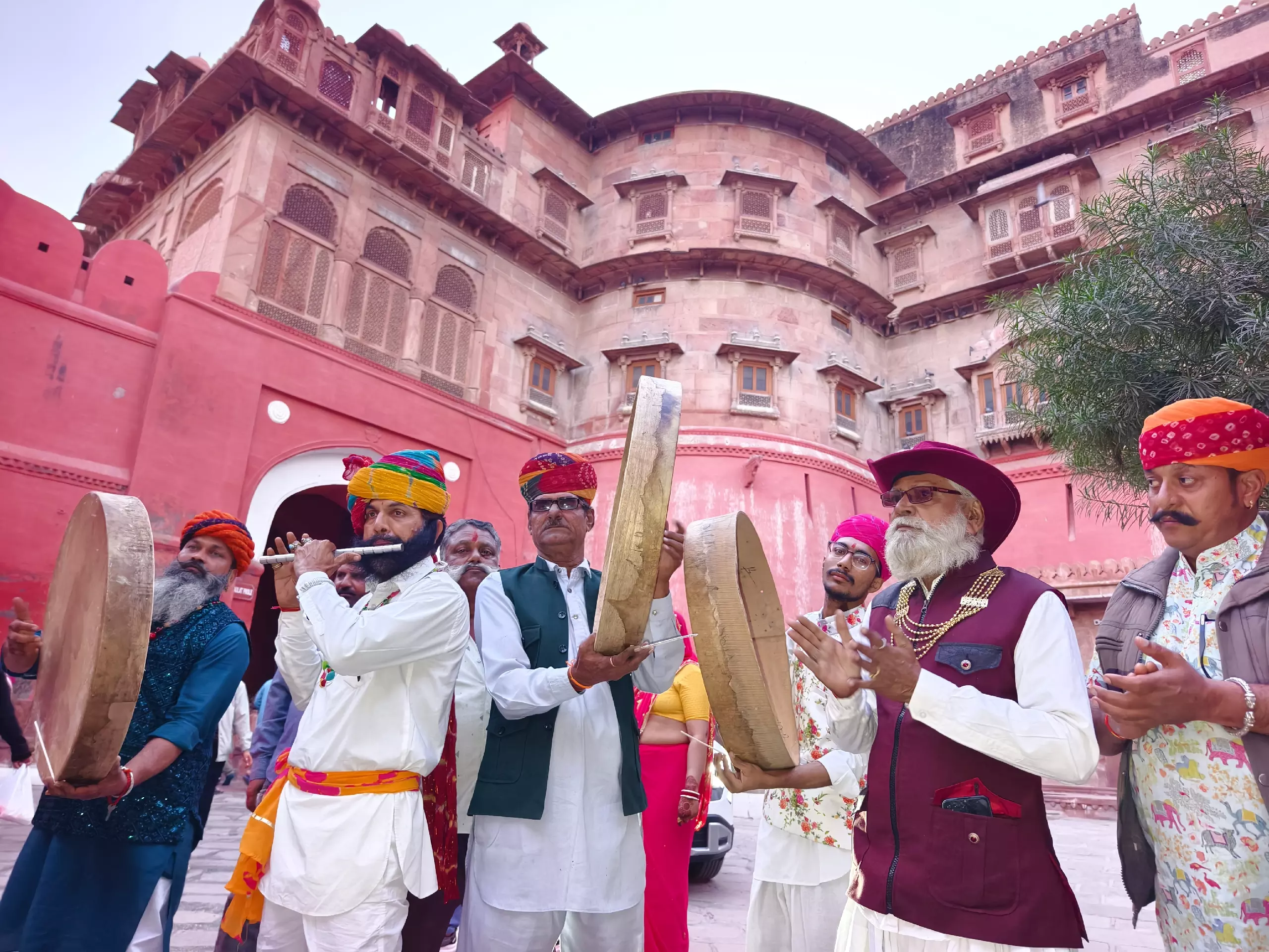 Bikaner: भांग के साथ शुरू हुई होली की रौनक Bikaner: भांग के साथ शुरू हुई होली की रौनक