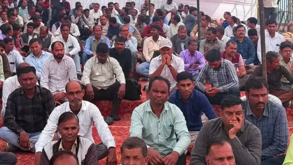 Jaipur: नियमितीकरण की मांग पर सड़क पर उतरे कार्मिक Jaipur: नियमितीकरण की मांग पर सड़क पर उतरे कार्मिक