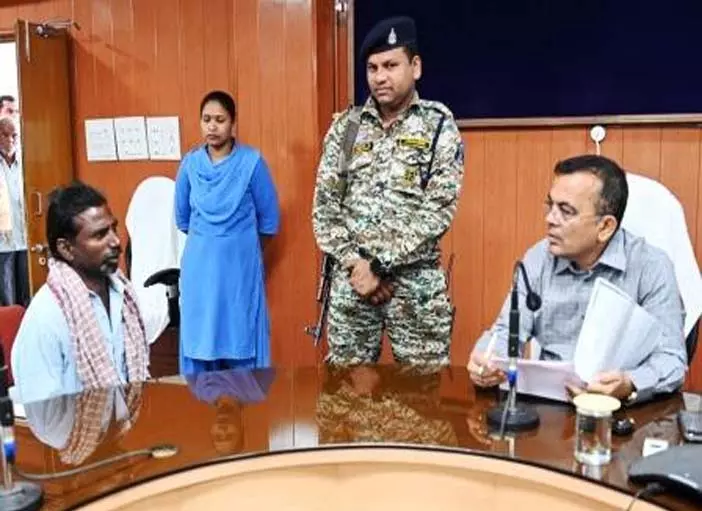 कलेक्टर महोबे ने जनदर्शन में ग्रामीण व शहरी क्षेत्रों से पहुंचे आवेदकों की सुनी मांग एवं समस्याएं कलेक्टर महोबे ने जनदर्शन में ग्रामीण व शहरी क्षेत्रों से पहुंचे आवेदकों की सुनी मांग एवं समस्याएं