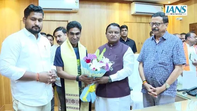 मोहन चरण माझी ने पैरालंपियन प्रमोद भगत को बहरीन में छठा गोल्ड जीतने पर किया सम्मानित मोहन चरण माझी ने पैरालंपियन प्रमोद भगत को बहरीन में छठा गोल्ड जीतने पर किया सम्मानित