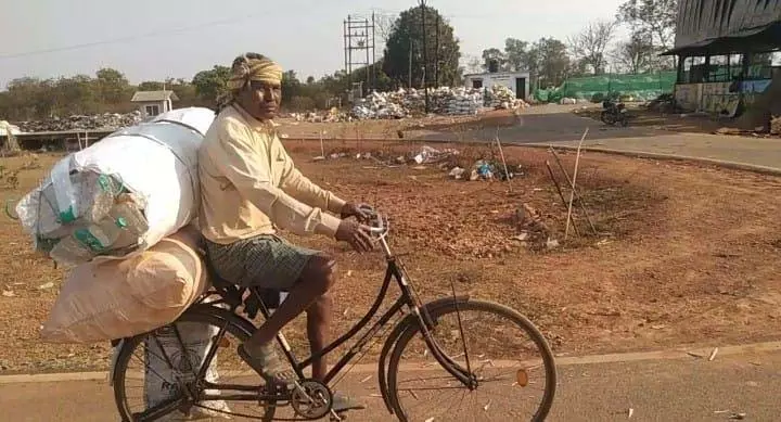 साइकिल से बदली जिंदगी, बाबू सेमरा के विभूति पटनायक बने स्वच्छता के साथी साइकिल से बदली जिंदगी, बाबू सेमरा के विभूति पटनायक बने स्वच्छता के साथी