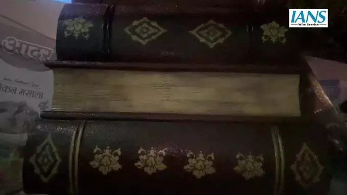 CM निवास में वेद और वीणा की सजावट, धार्मिक और सांस्कृतिक सुंदरता बढ़ी CM निवास में वेद और वीणा की सजावट, धार्मिक और सांस्कृतिक सुंदरता बढ़ी
