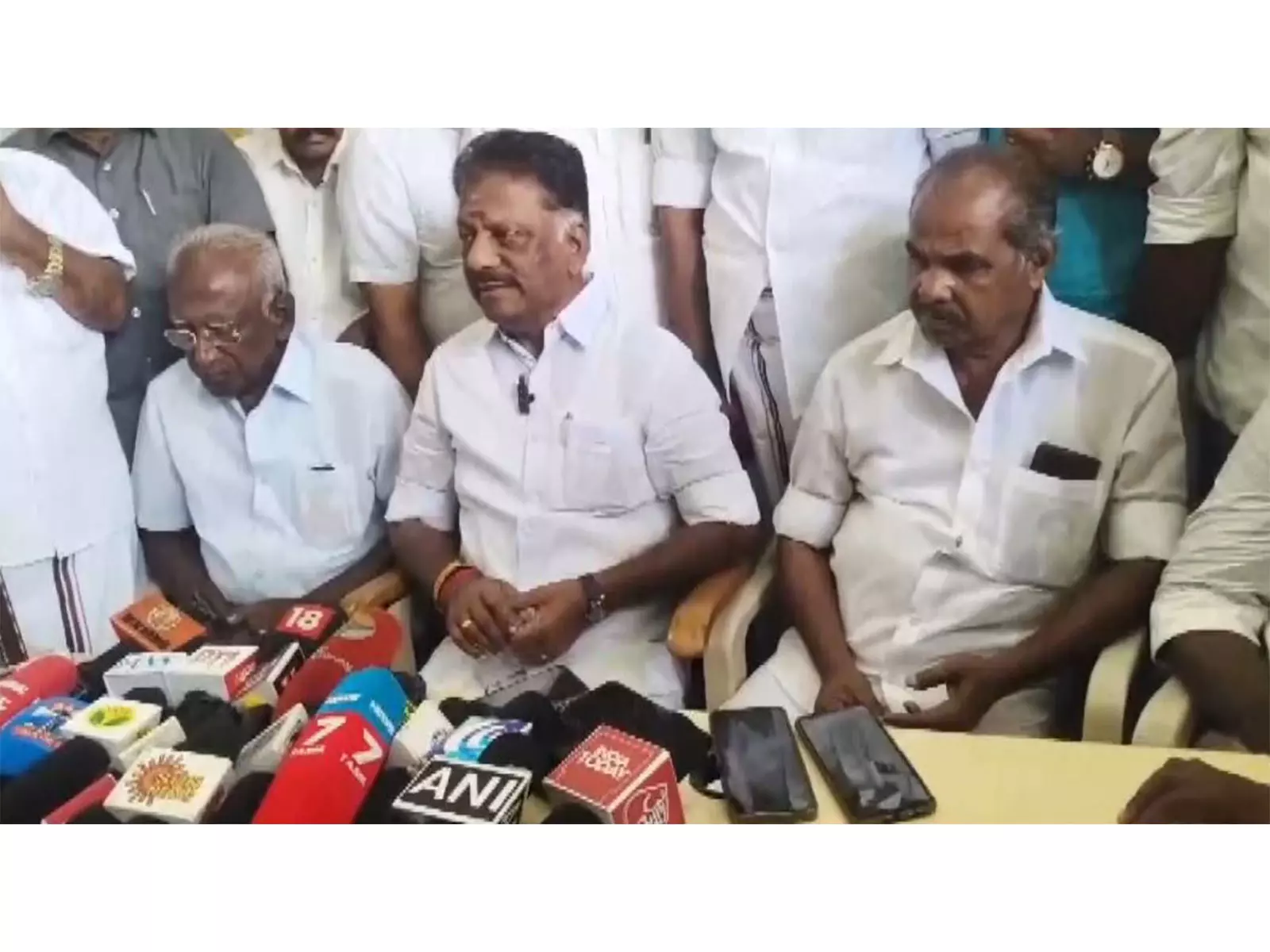 आरोप साबित होने पर राजनीति छोड़ने को तैयार: AIADMK से निष्कासित नेता पन्नीरसेल्वम आरोप साबित होने पर राजनीति छोड़ने को तैयार: AIADMK से निष्कासित नेता पन्नीरसेल्वम