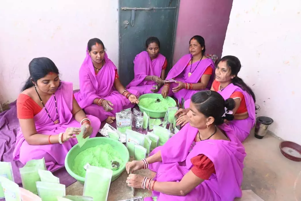 समूह की महिलाएं पलास, चुकंदर व पालक के पत्तों से बना रही हर्बल गुलाल समूह की महिलाएं पलास, चुकंदर व पालक के पत्तों से बना रही हर्बल गुलाल