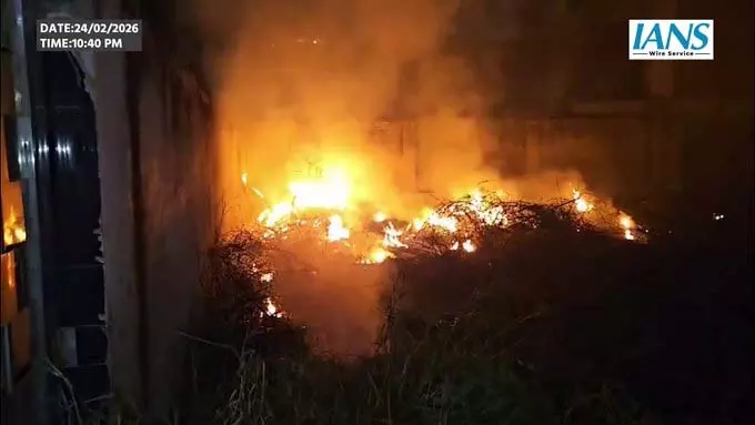 Fire: खुले मैदान में भड़की आग, दमकल ने पाया काबू Fire: खुले मैदान में भड़की आग, दमकल ने पाया काबू