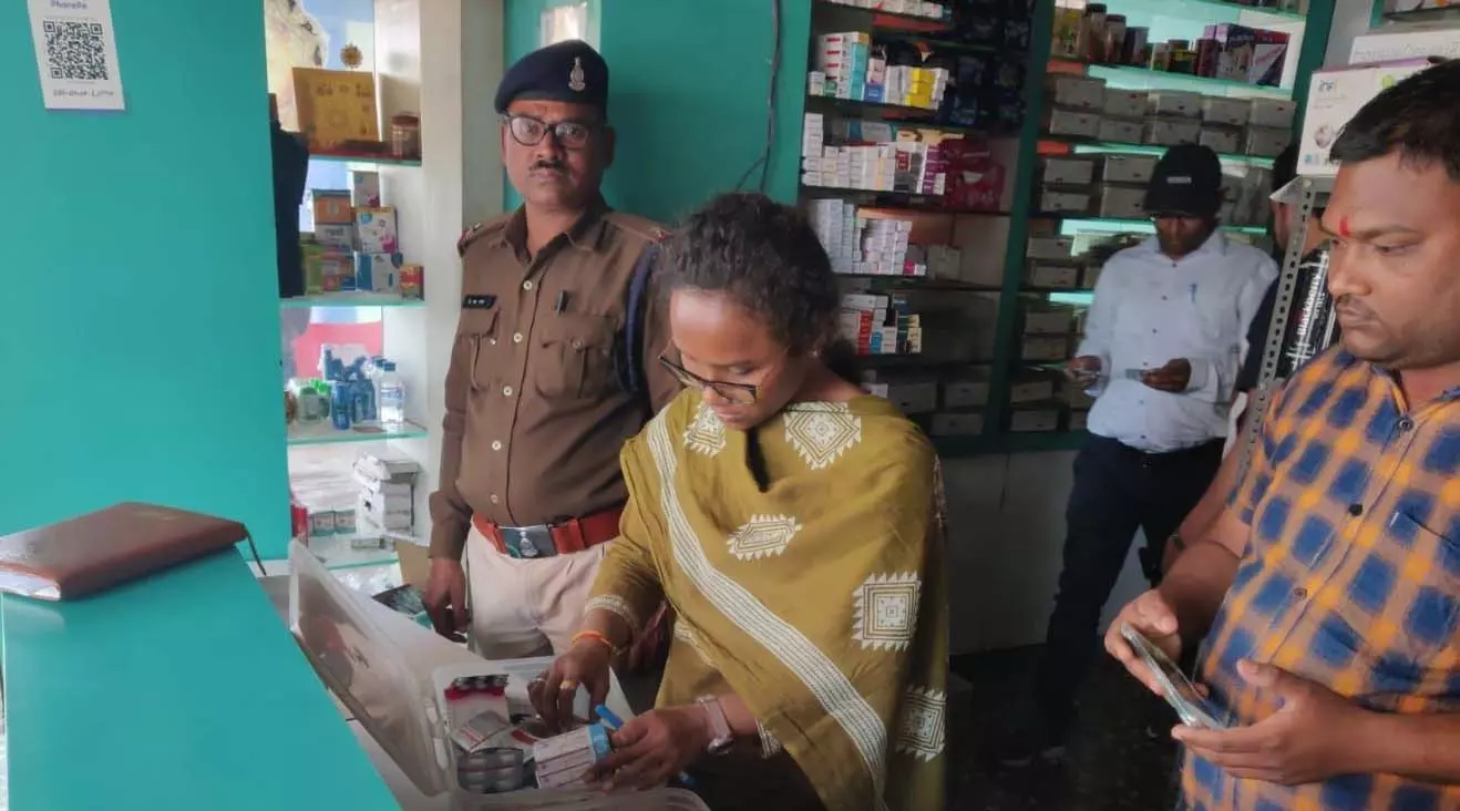 नशा मुक्ति अभियान के तहत रायगढ़ में 15 मेडिकल स्टोर्स को कड़ी चेतावनी नशा मुक्ति अभियान के तहत रायगढ़ में 15 मेडिकल स्टोर्स को कड़ी चेतावनी