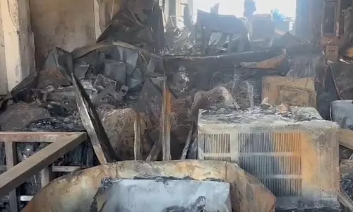 Kaithal : इलेक्ट्रॉनिक्स शोरूम में आग का तांडव, करोड़ों का सामान जलकर राख