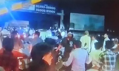 कचना रेलवे फाटक में बड़ी लापरवाही, खुला रहा गेट, ट्रेनें दौड़ती रही