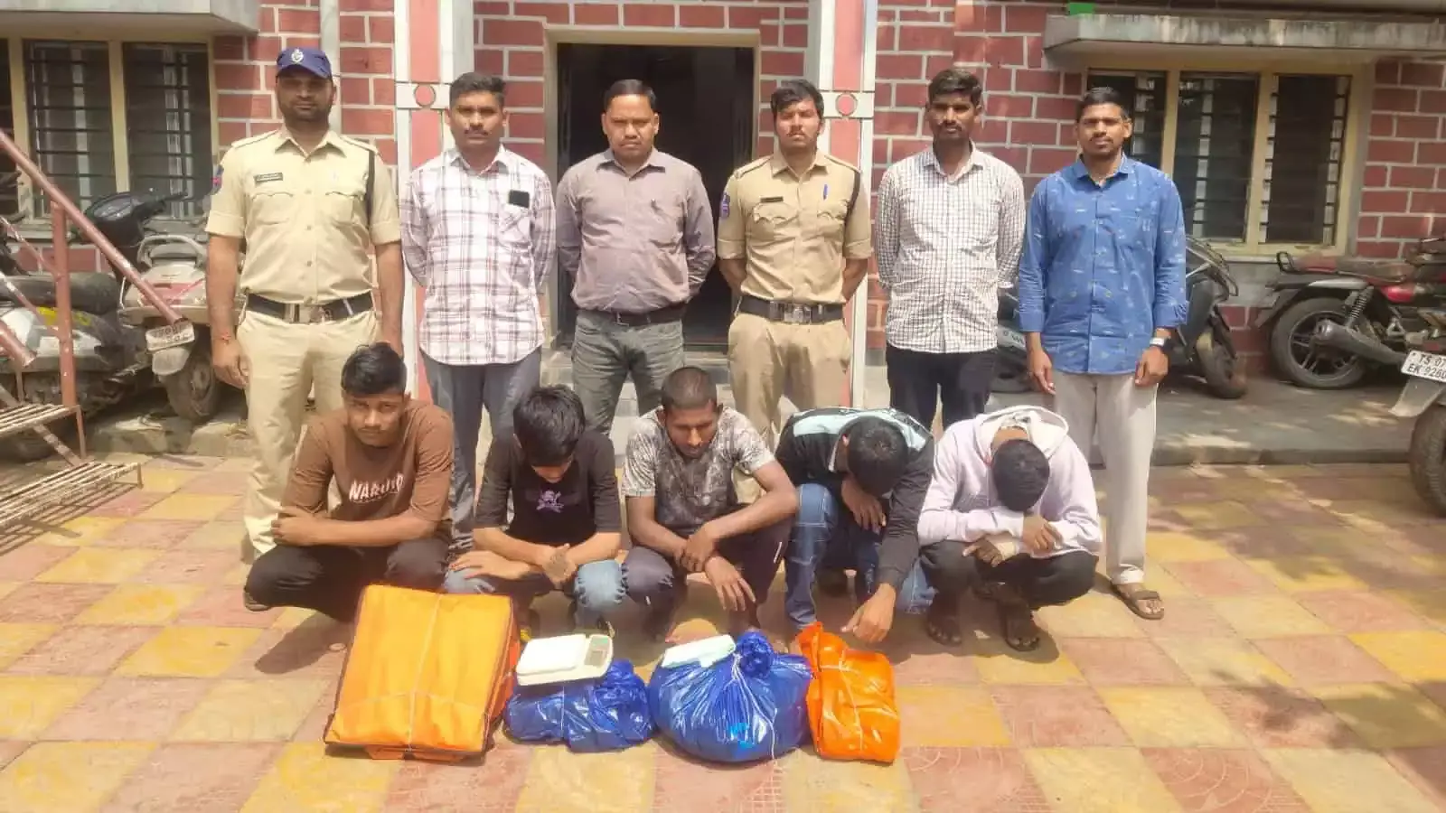 Hyderabad एक्साइज डिपार्टमेंट ने शहर भर में गांजा की छापेमारी में 8 लोगों गिरफ्तार, 9.5 kg गांजा जब्त Hyderabad एक्साइज डिपार्टमेंट ने शहर भर में गांजा की छापेमारी में 8 लोगों गिरफ्तार, 9.5 kg गांजा जब्त