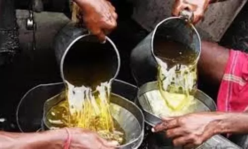 Shahjahanpur:  खाद्य विभाग की कार्रवाई,मिलावटी तेल, नूडल्ड और नमकीन किया गया नष्ट