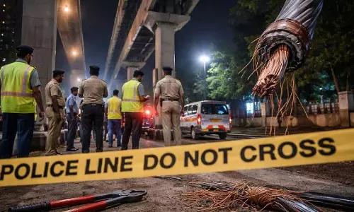 Mumbai : चोरों ने चेंबूर में मोनोरेल कॉरिडोर पर हाई-वोल्टेज कॉपर केबल चुराने की कोशिश की Mumbai : चोरों ने चेंबूर में मोनोरेल कॉरिडोर पर हाई-वोल्टेज कॉपर केबल चुराने की कोशिश की