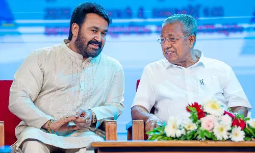 Superstar से इंटरव्यू लेने वाले मोहनलाल ने CM विजयन से सवाल किए Superstar से इंटरव्यू लेने वाले मोहनलाल ने CM विजयन से सवाल किए