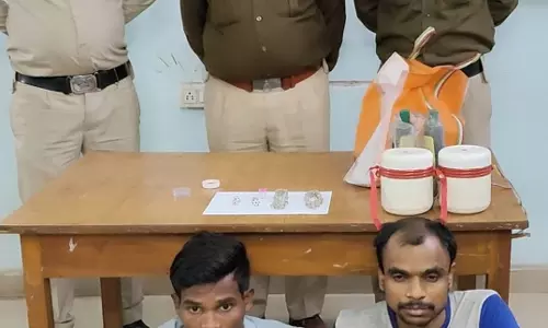 मकान और राशन दुकान में हुई चोरी का खुलासा, ज्वेलर्स समेत तीन गिरफ्तार मकान और राशन दुकान में हुई चोरी का खुलासा, ज्वेलर्स समेत तीन गिरफ्तार