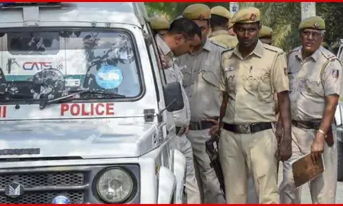 महिला और तीन बच्चों की हत्या, पति पर शक