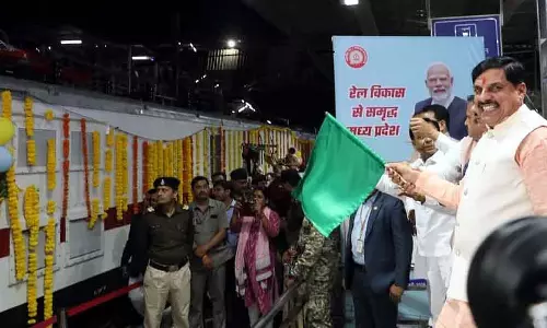 MP: मुख्यमंत्री ने भोपाल-धनबाद-चोपन एक्सप्रेस को हरी झंडी दिखाई